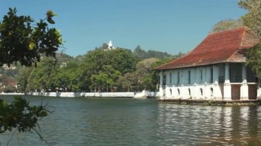 Buda heykeli ile Kandy göl kenarında ev