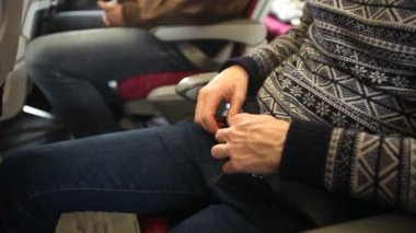 Kemerini unfastening adam