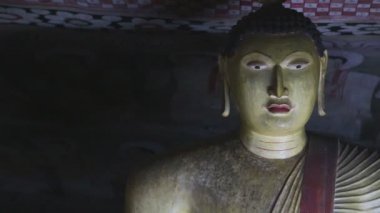 Buda altın tapınakta oturuyor