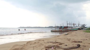 Weligama dalgalar zevk insanlarla Beach'de