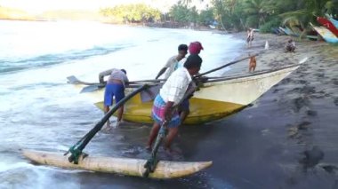Balıkçı teknesi çeken