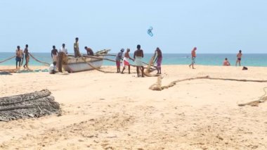 Hikkaduwa kumsalda çalışma balıkçılar