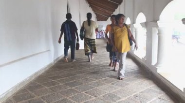 İnsanlar Altın Tapınak 'tan geçiyor.