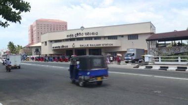 Galle tren istasyonu önünde yoğun trafik