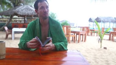 Adam konuşmaya ve gönüllülük a kitap beach Resort