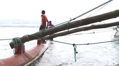 Weligama içinde yerel çocuklar iskambil çevrede ile tekne