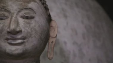 Buda altın tapınakta oturuyor