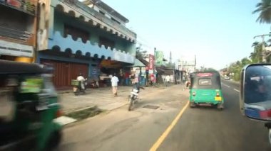 Kandy varoşlarda trafik--dan hareket eden bir arabadan