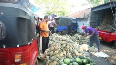 Satıcı yükleme saklardı ananas ile