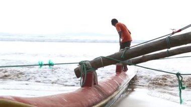 Weligama içinde yerel çocuk iskambil çevrede ile tekne.