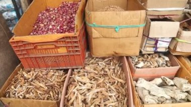 Kurutulmuş balık yerel pazarda görüntülenen kutu