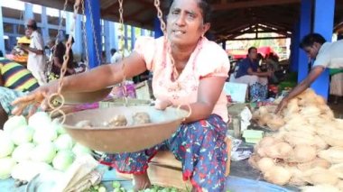 Onun ölçek önünde oturan kadın