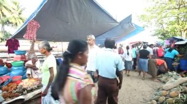 Yerli halk tarafından geçen ve Hikkaduwa markette tarama