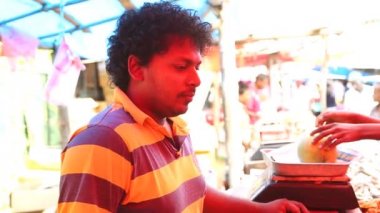 Hikkaduwa Pazar pazar itibariyle yerel adam