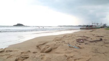 Weligama dalgalar zevk insanlarla Beach'de