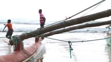 Weligama içinde yerel çocuklar iskambil çevrede ile tekne