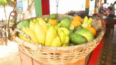 Weligama rüzgarda sallanan meyve sepeti,