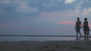 Üç tarafından geçen aile