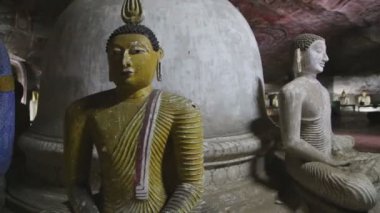 Buda altın tapınakta oturuyor