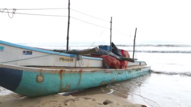 Weligama plajında tekne