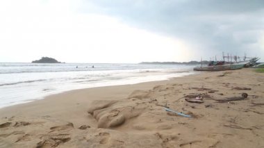 Weligama dalgalar zevk insanlarla Beach'de