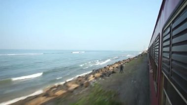 Görünüm tren geçen bir Colombo Seaside