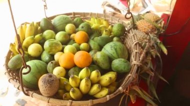 Weligama rüzgarda sallanan meyve sepeti,