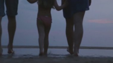 Görünümü el ile çocuk sahilde elinde yürüme Çift