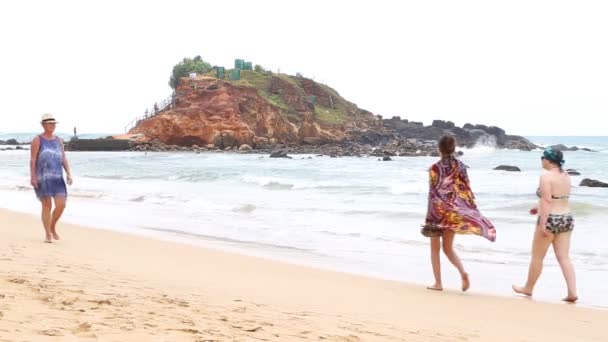 Toeristen lopen op en neer de zanderige strand van Mirissa — Stockvideo