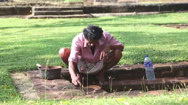 男人做水土保持工作 — 图库视频影像