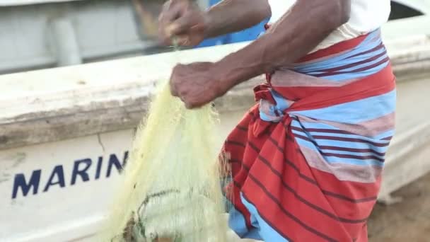 Pescador trabajando en una playa — Vídeo de stock