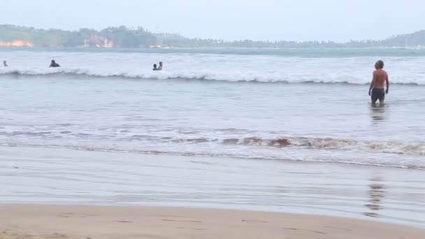 View of the ocean in Weligama with people enjoying the waves — Stock Video