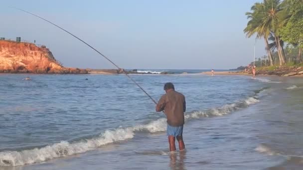 Pescador pesca con caña — Vídeo de stock