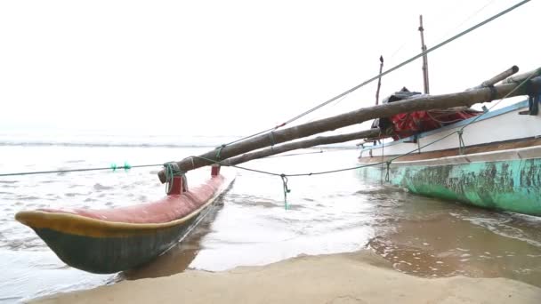 Barco en Weligama con un chico local jugando — Vídeos de Stock