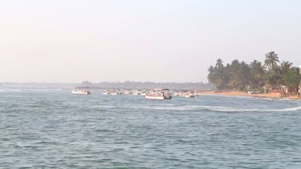 Beskåda av båtar i havet i Hikkaduwa medan vinden blåser. — Stockvideo