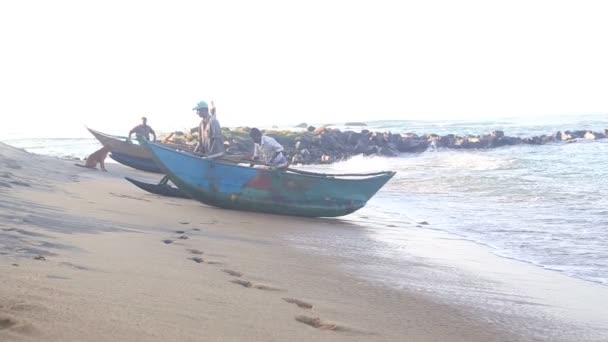 Pêcheurs tirant un bateau hors de la mer . — Video