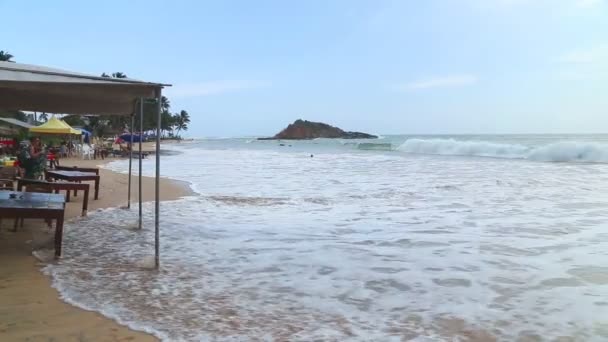 Beach bar spolas av vågor — Stockvideo