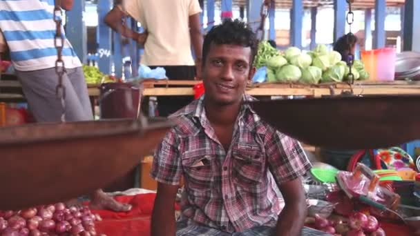 Uomo che vende i suoi prodotti al mercato domenicale Hikkaduwa — Video Stock