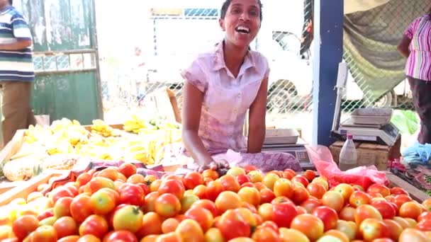 Woman selling tomatoes at Hikkaduwa Sunday market — Stock Video