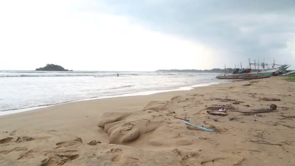 Strand in Weligama mit Menschen, die die Wellen genießen — Stockvideo