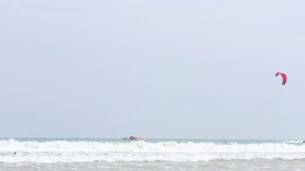 Кайтсерфер прыгает по волнам — стоковое видео