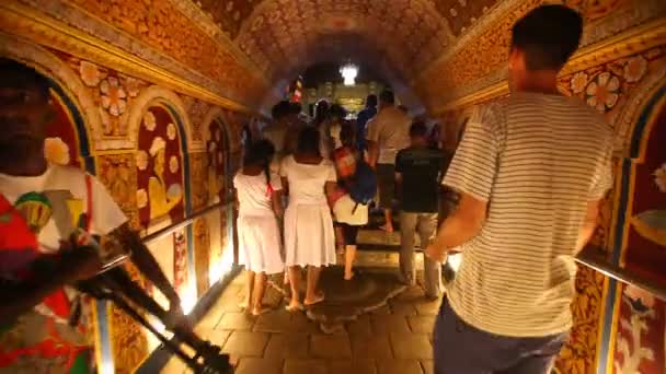 Touristen besuchen den Tempel des Zahnes — Stockvideo