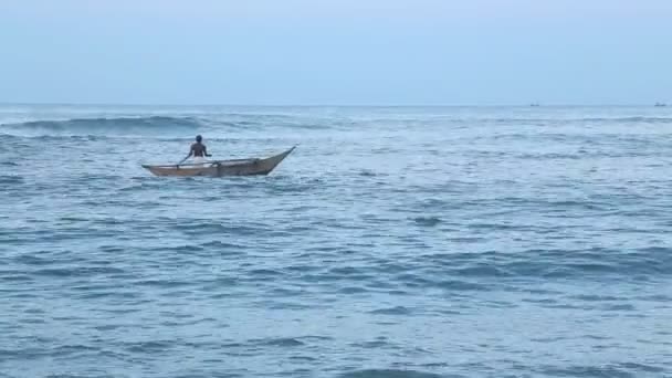 Pescatore locale nella sua barca — Video Stock