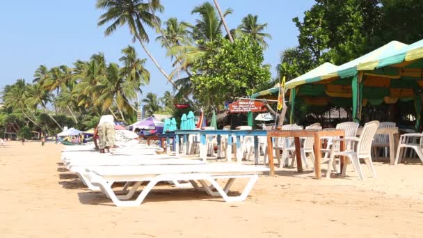Man preparing sunbeds for tourists — Stock Video