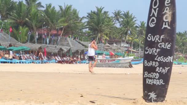 Mieszkańców korzystających z plaży i grając w surf. — Wideo stockowe