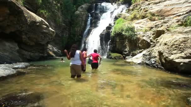 Gente disfrutando de las cataratas Ravana — Vídeos de Stock