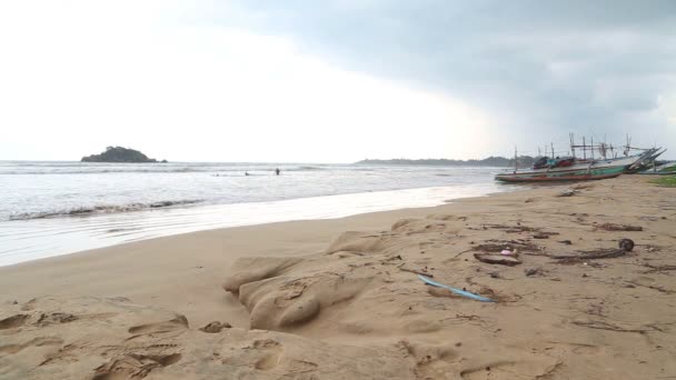 해변에서 파도 즐기는 사람들과 웰 리가 마 — 비디오