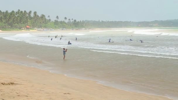 View of tourists on beach in Weligama — Stock Video