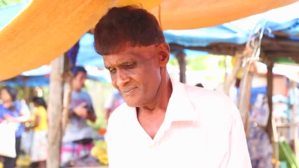 Man at Hikkaduwa Sunday market — Stock Video