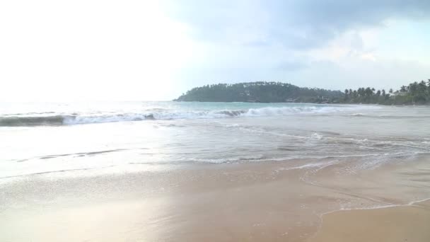 Tempo tempestuoso e nublado na praia — Vídeo de Stock